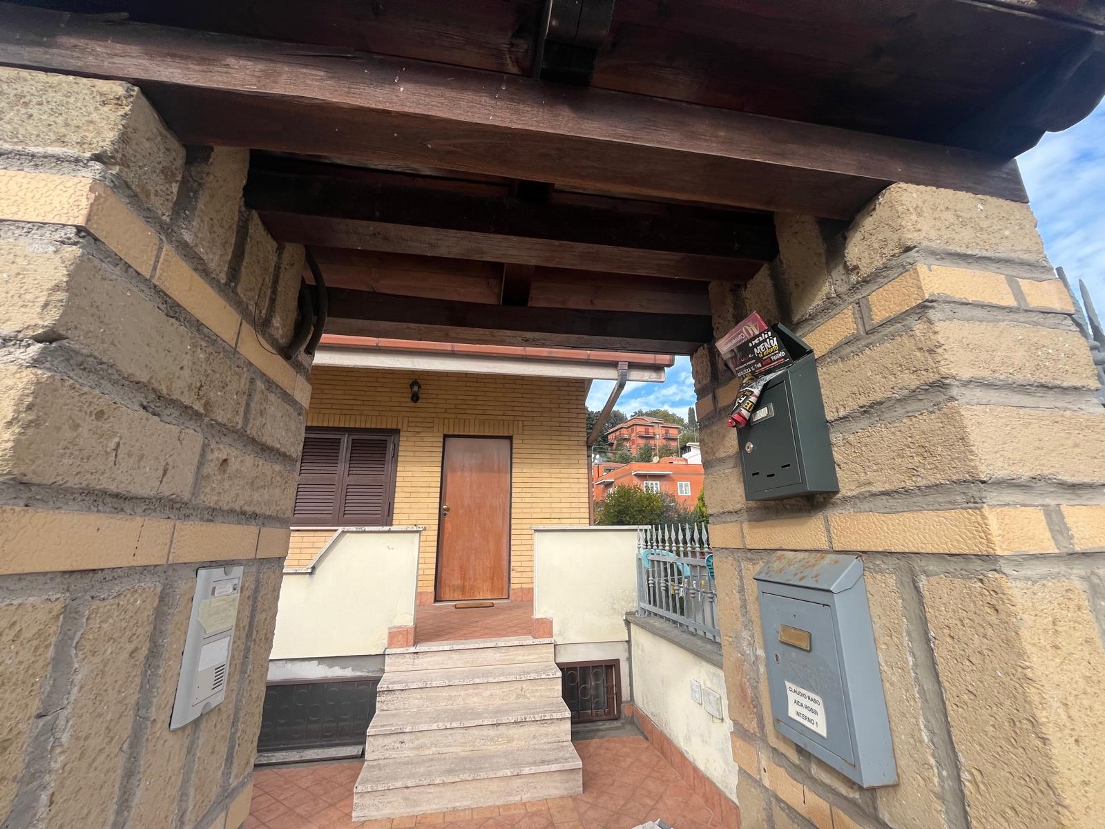 ENTRATA_20251202163459 Appartamento bilivelli con ingresso indipendente, giardino e garage – Selva Nera
