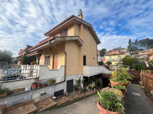 Appartamento bilivelli con ingresso indipendente, giardino e garage – Selva Nera