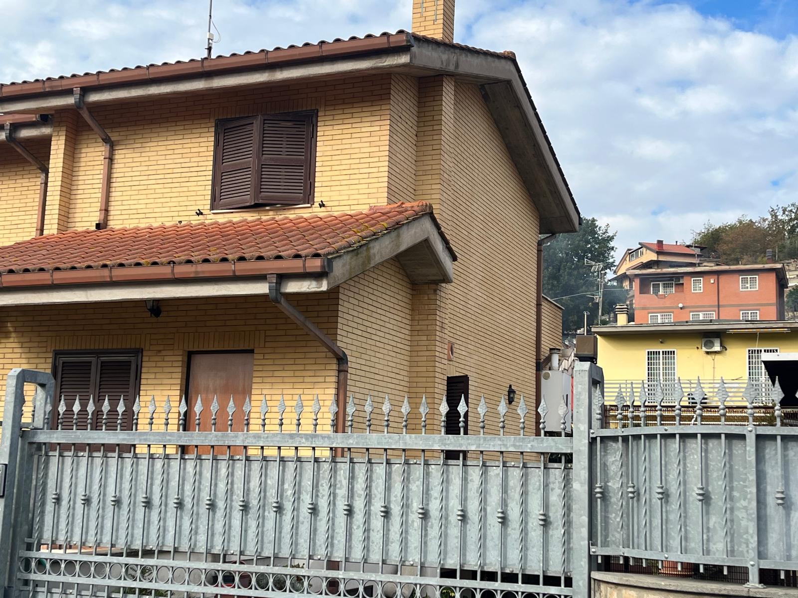 ESTERNO_20251202163431 Appartamento bilivelli con ingresso indipendente, giardino e garage – Selva Nera