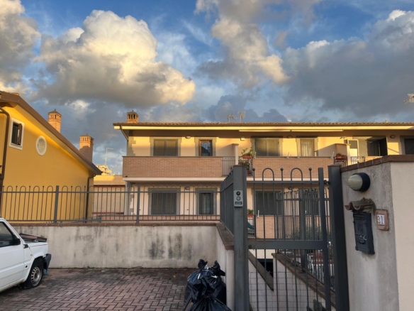 Villa a schiera di 160 mq con corte esterna e posti auto – Selva Candida