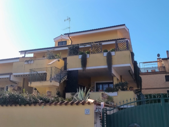 Appartamento bilivelli del 2011 in ottimo stato con terrazzino – Selva Candida