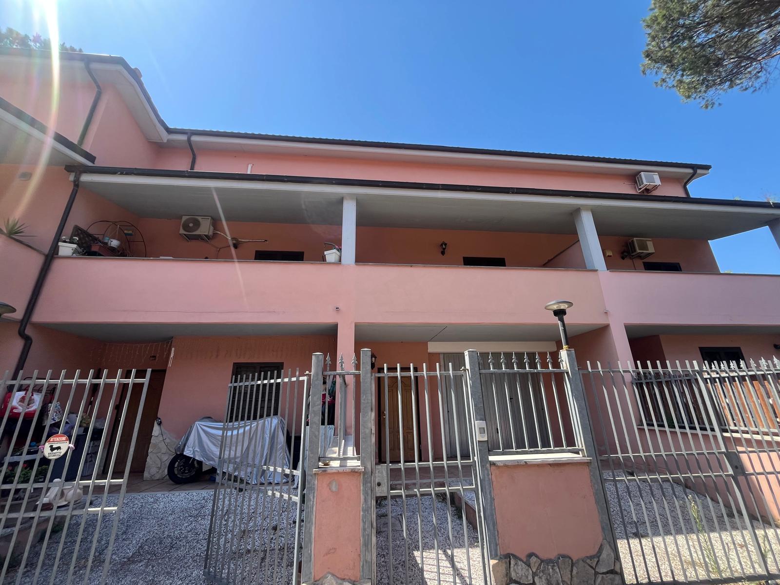 Villino di 130 mq su tre livelli con terrazzi – Selva Nera, Via Alberto La Rocca