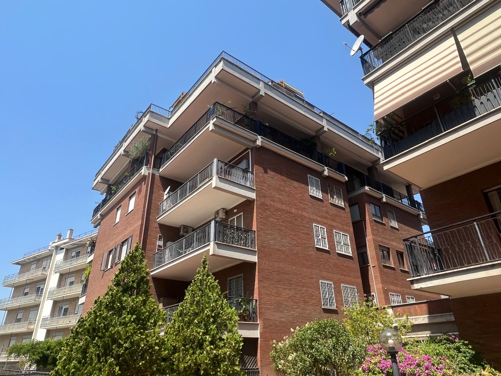 ESTERNO_20260717124702 Luminoso attico di 90 mq leggermente mansardato con balcone – Monte Mario, Via dell’Acquedotto del Peschiera