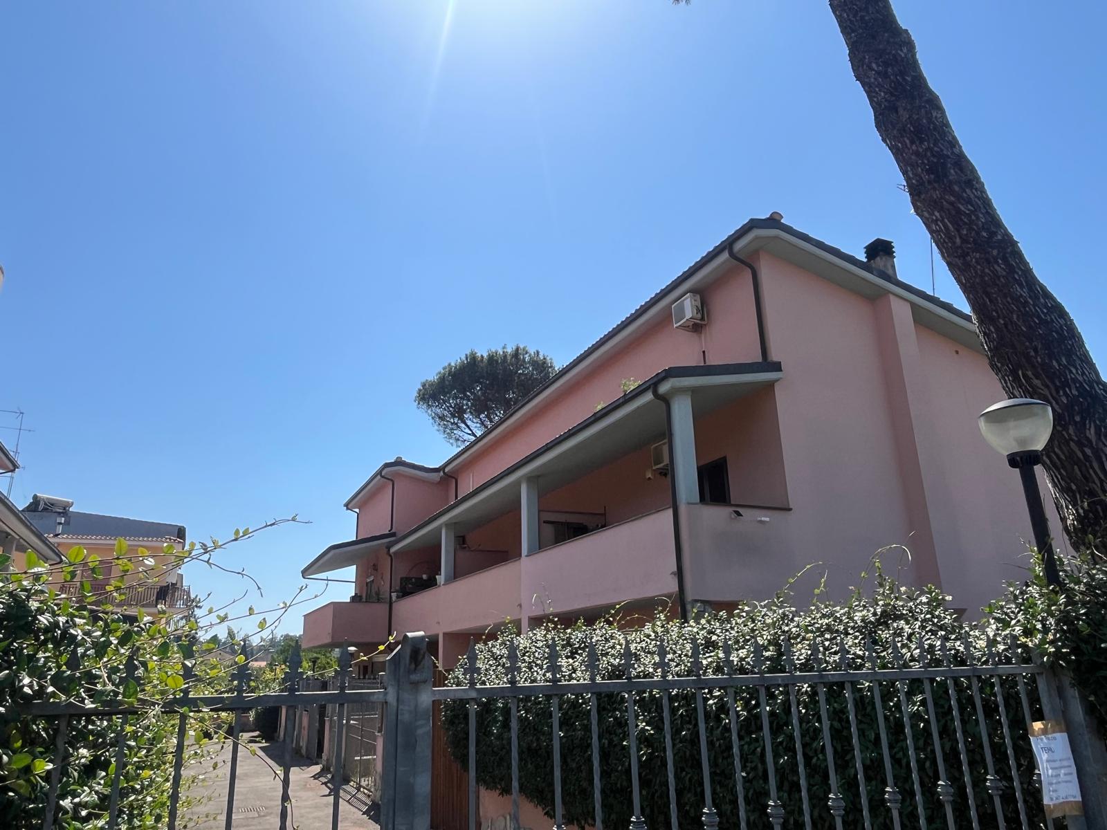 Villino di 130 mq su tre livelli con terrazzi – Selva Nera, Via Alberto La Rocca